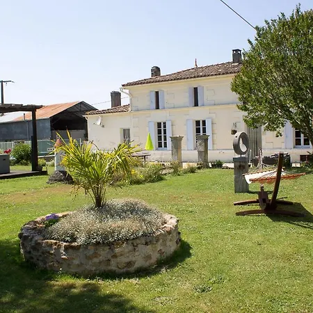 לינה וארוחת בוקר Le Charhido 3*