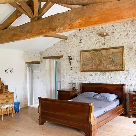 לינה וארוחת בוקר Le Charhido 3*